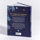 Buchrückseite mit Text: "Ein magischer Begleiter für die Zeit zwischen den Jahren..." Verziert mit blauen Zweigen und Schneeflocken.