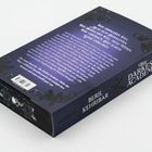 "Wer überleben will, muss sich behaupten. Wer herrschen will, muss töten. Wer vertraut hat, schon lange verloren." Rückseite eines Buchcovers mit dunklen, dekorativen Mustern. Titel: "The Darkest Academy" von Beril Kehribar.
