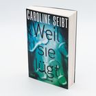 CAROLINE SEIBT, Weil sie lügt, Thriller, Droemer. Ein Buchcover mit blauer Unterwasser-Optik und Luftblasen.