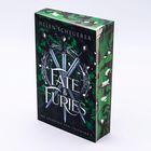 „Fate & Furies“ und „Die Legenden von Thezmarr 3“ stehen auf einem dunkelgrünen Buchcover mit Schwertern.