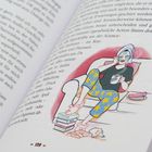 Seite 129. Illustration: Person in entspannter Pose auf Sofa mit Gesichtsmaske, bunter Hose und Tasse, umgeben von Büchern und Essen.