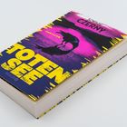 Der Titel "TOTEN SEE" und "SOPHIE CZERNY" sind prominent in Gelb und Pink auf dem Buchcover zu sehen.