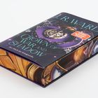 Der Text auf einem Buchdeckel lautet: "Crown of War and Shadow" und "Der Fluch der Königreiche". Auf dem Cover ist eine Uhr.