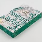"PROMISED IN BLOOD" und "Mein Blut entfacht dein Feuer." Dekoratives Buchcover, grüne Verzierungen.