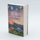 "Die vergessene Tochter" von Soraya Lane, Roman. Buchcover mit Blüten und Landschaftsszene mit rotem Haus und See.