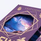 Text: "LILLY LUCAS". Cover in Lila mit goldenen Dekoren, darunter eine Landschaft in einem geometrischen Ausschnitt.