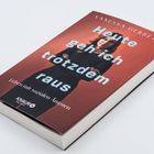 "Vanessa Gerbeth: Heute geh ich trotzdem raus. Leben mit sozialen Ängsten." Frau in schwarzer Kleidung auf orangefarbenem Cover.