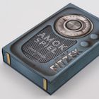 Text: „Sebastian Fitzek“. Blaues Objekt wie ein Radio, mit Skala, Tasten und Lautsprechergitter.