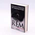 Buchcover: "Annika Strauss mit Sebastian Fitzek", "REM", "Horror-Thriller". Darunter ein dunkles Auge, Verlag: Droemer.