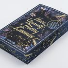 "Have Yourself a Merry Kissmas" in goldener Schrift mit weihnachtlichen Zweigen und Sternen auf dunkelblauem Hintergrund.