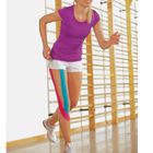 10

Eine Frau in Sportkleidung läuft lächelnd in einem Fitnessstudio. An ihrem Bein sind bunte Kinesiologie-Tapes angebracht.
