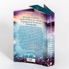 Auf dem Buchcover steht: „Eine Liebe, so stürmisch wie die schottische See. Und eine Vergangenheit, die alles auf die Probe stellt ...“ Darunter eine Geschichte über Blair MacKenzie. Rechts sind der Titel „My Highland Secret“ und der Name „Nadine Kerger“. Das Design zeigt ein Meer mit einem farbenfrohen Himmel.
