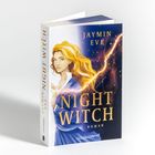 „Night Witch“ von Jaymin Eve. Eine blonde Frau in blauem Gewand, vor einem dunklen, funkelnden Hintergrund mit Blitz.