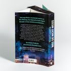 Eine junge Mutter verschwindet spurlos. Thriller von Shari Lapena. Abendliche Straße mit Bäumen im Hintergrund.