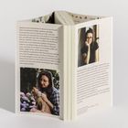 Texte beschreiben das Leben von Madelaine und ihre Philosophie. Zwei Fotos zeigen eine Frau, einmal mit einer Katze.