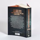 Auf einem Buchumschlag steht: „Der Kuckucksjunge“. Der Text beschreibt eine spannende Krimi-Story.