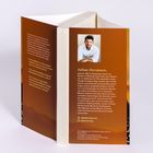 Julian Hermsen, geboren 1987, ist Psychologe, Coach. Beschreibung des Buchinhalts und Foto eines Mannes im Hemd.