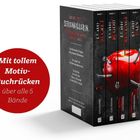 Texte: "Mit tollem Motiv-Buchrücken über alle 5 Bände." Eine Buchbox mit 5 Büchern, auf deren Rücken ein illustriertes Motiv zu sehen ist.