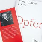 Zwei Buchumschläge. Weißes Buch: „Maria-Sibylla Lotter, Opfer“. Rotes Buch: Autorin mit Brille, Text über ihren Werdegang.