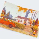 Ein rotes Auto vor einem Landhaus, umgeben von herbstlichen Bäumen. Zwei Kinder und eine Katze in der Szene.