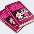 "GUTE FREUNDIN SCHLECHTE FREUNDIN" in großen rosa Buchstaben, darunter ein Bild von zwei lachenden Frauen in Abendkleidern.