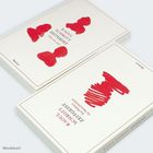 "RAOUL SCHROTT ZEITGEIST Über das Feld" und "RAOUL SCHROTT ZEITGEIST Der Pfau für Nestroydenker" mit rotem Grafikmuster.