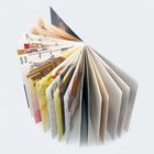 Beidseitig bedruckte Seiten eines aufgespannten Buches; Text auf einer Seite: "Alle hat irgendet...".