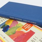 Buch in Blau mit der Inschrift: "Daniel Schreiber Liebe! Ein Aufruf". Darunter ein Kunstbuch mit einem Sticker: "SPIEGEL Bestseller-Autor".