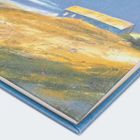 Keine sichtbaren Texte. Ecke einer Leinwand mit Landschaftsmalerei, stimmungsvolle Farben in Gelb, Grün und Blau.