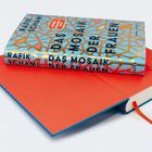 "Rafik Schami: Das Mosaik der Frauen" auf einem glänzenden, gemusterten Umschlag in Blau, Gold; Buch liegt auf rotem Einband.