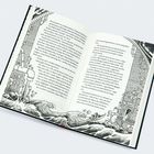 Zwei Buchseiten mit Text und schwarz-weiße Illustration unten: Gebäude, Rohre, Wasser, Wellen und ein Mann im Boot.
