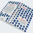 Auf einem weiß-blauen Punktmuster steht: "Wie also glücklich sein? 50 philosophische Anregungen für ein besseres Leben."
