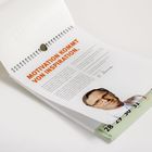 „Motivation kommt von Inspiration“ in orange. Kalenderblatt zeigt ein Porträt eines Mannes mit Krawatte und Brille.