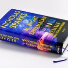 "Nicholas Sparks mit M. Night Shyamalan, 'Remain – Was von uns bleibt', Roman." Buch mit blauem Cover und Haus.