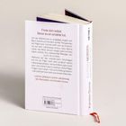 "Finde dich selbst. Bevor es ein anderer tut." Ein Buch mit rotem Lesebändchen, weiße Rückseite mit Text.