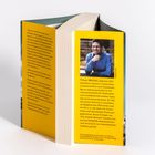 Linker Text: Zitate über Flugkorridore und Spionage.  
Rechter Text: Biografie von Titus Müller.  
Foto: Mann in blauem Hemd lachend.