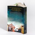 Eine verschwundene Fado-Sängerin, fieberhafte Suche. Luis Sellano, Portugiesisches Fieber steht seitlich. Gebäude im Hintergrund.