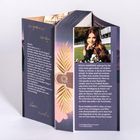 Die linke Innenseite enthält einen englischen Text und eine Unterschrift: "Simpsons", "Proud Family". Die rechte Seite zeigt ein Foto einer Person.