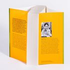 Der Umschlag eines gelben Buches zeigt einen Text über Jung Changs Biografie und Werk. Links ein Auszug aus dem Buch.