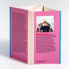 „Dieses Buch ist kein akademischer Exkurs...“ – Text auf rosa Hintergrund. Foto eines Mannes vor einem Gebäude mit Kreuzarme.