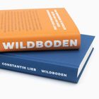 Zwei Bücher: Oben ein orangenes mit "WILDBODEN", unten ein blaues mit "CONSTANTIN LIEB WILDBODEN" auf dem Rücken.