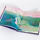 Text auf der rechten Seite: "... dann bin ich da, um mit dir in den Himmel zu schauen und dir zu sagen, wie stolz ich auf dich bin ...".  
Illustration von grünen Hügeln, einem Fluss und einem kleinen weißen Haus.