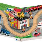 "Stopp, kleiner Zug! Polizistin Lena steigt hier aus..." Eine bunte, kindgerechte Illustration von Einsatzkräften und Fahrzeugen.