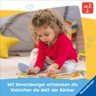 „Mit Ravensburger entdecken die Kleinsten die Welt der Bücher.“ Ein Kleinkind liest am Boden mit Interesse ein Buch.