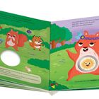 Links: Ein Dachs mit bunter Kleidung und ein Eichhörnchen. Rechts: Ein fröhliches Eichhörnchen im Wald mit strahlendem Bauch.