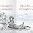 Text: „Mister Hibberdee ist beeindruckt...“ Illustration: Ein Bär und ein Mädchen sitzen auf einem Baumstamm in einer natürlichen Umgebung.