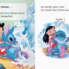 Lilo und Stitch fahren durch Wasserfall, Lilo macht nichts aus. Beide lachen fröhlich auf einem Dreirad.