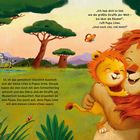 Eine Illustration zeigt einen glücklichen Löwen mit seinem Jungen in den Armen. Bäume, Giraffe, Zebra und andere Tiere.