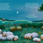 Ein kleiner Hügel unter einem Nachthimmel mit Schafen, die schlafen. Eine Maus hält einen rosa Schirm neben einem Baum.