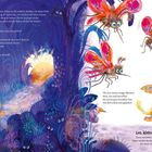 Eine bunte Illustration zeigt ein gelbes, frohes Wesen und große Mücken vor einem blauen, märchenhaften Waldhintergrund.